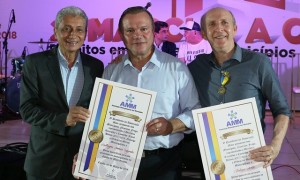Ziulkoski e Aroldi recebem da AMM medalha e diploma da Ordem do Mérito Municipalista