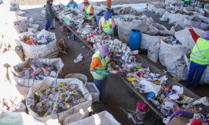 Tibagi (PR) vira referência em coleta do lixo ao firmar parceria com catadores de materiais recicláveis