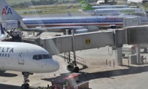 Viajantes de países afetados pelo Ebola recebem orientação nos aeroportos do Brasil