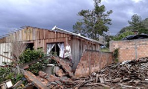 Chuvas e tornado de mais de 115 Km/h causam prejuízos a Municípios paranaenses