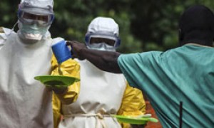 Exercício em aeroporto de São Paulo testa se equipes estão preparadas para atender caso suspeito de Ebola