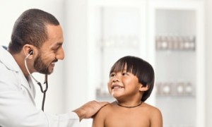 Quantidade de médicos por habitante na Região Norte é três vezes menor do que no Sudeste