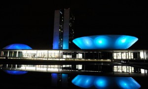 Congresso é iluminado de azul em alerta para doença rara que ataca o sistema nervoso