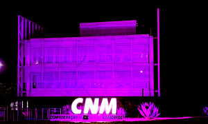 Sede da CNM recebe iluminação rosa para conscientizar sobre o câncer de mama