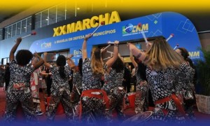 Grupo de percussão feminino Batalá emociona participantes da XX Marcha