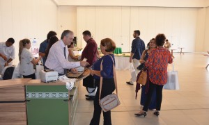 Participantes de todo o país fazem credenciamento para participar de evento em Manaus