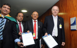 Após o encerramento da Marcha, Ziulkoski e comitiva entregam petição dos royalties no STF